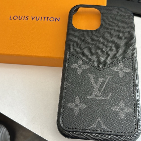 Louis Vuitton iPhone 15 case black - Picture 4 of 4